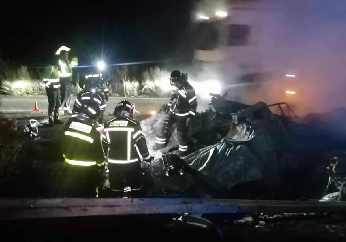 Los Bomberos intervienen tras el accidente mortal, en la madrugada de este sábado.