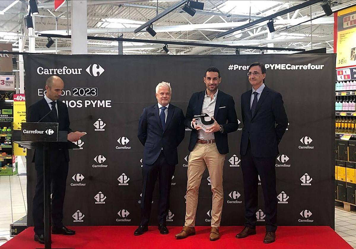 Ángel Amador, director de Marketing y Comunicación de Chocolates Trapa, recibió el galardón de manos de Javier García Manjón, subdirector de Calidad y Promoción Alimentaria de ITACyL.