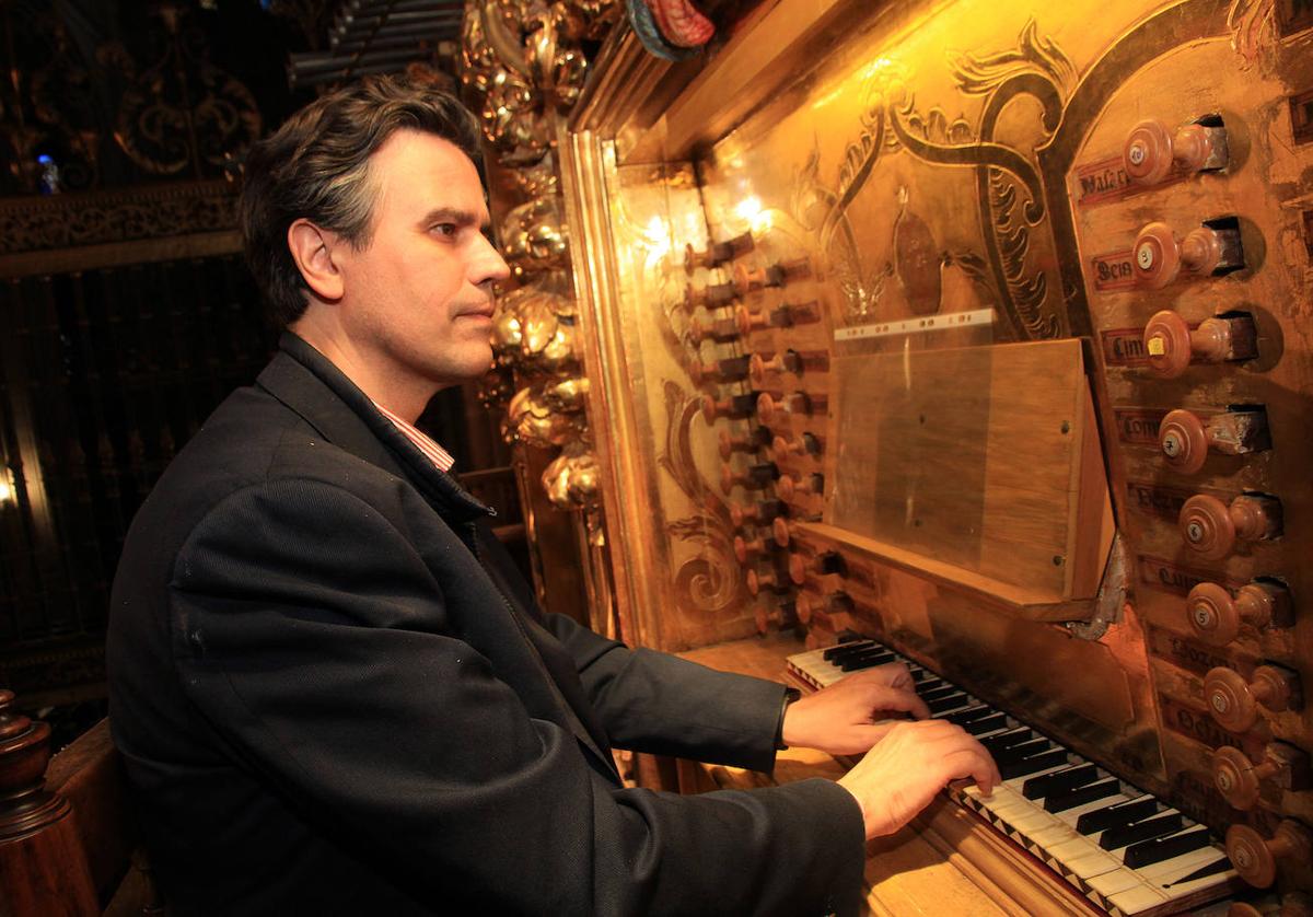 El organista Giorgio Revelli, minutos antes de su concierto.