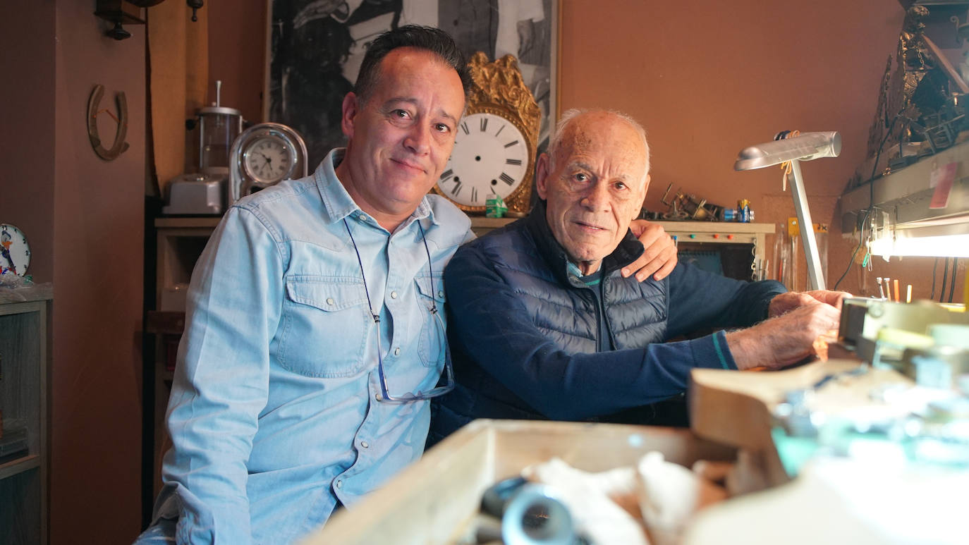 David y Ángel Prieto, en el taller de relojería de la calle Francisco Zarandona.