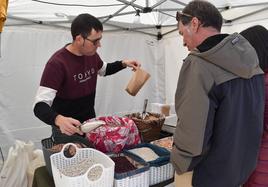 Venta de alubias de Saldaña en uno de los diversos expositores de la feria.