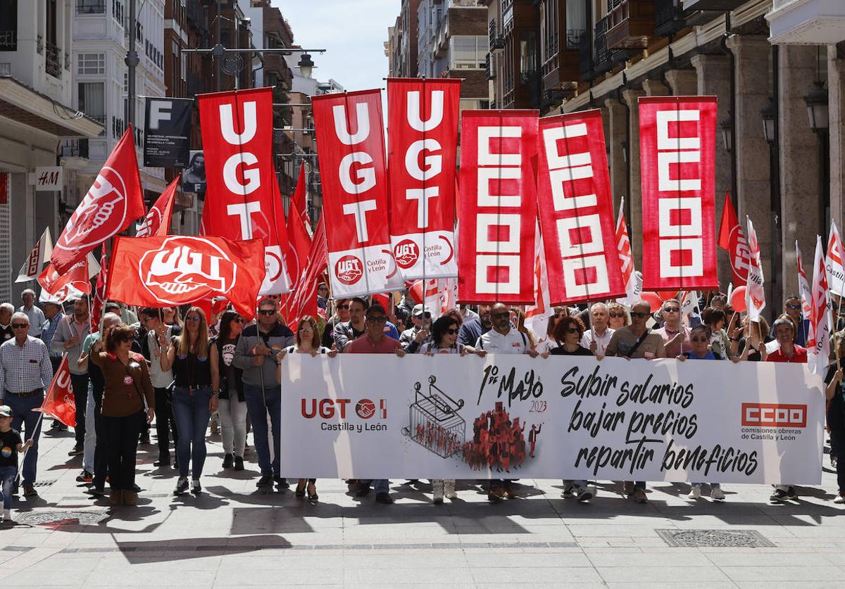 Manifestación del Primero de Mayo por la Calle Mayor con el lema sindical 'Subir salarios, bajar precios, repartir beneficios'.