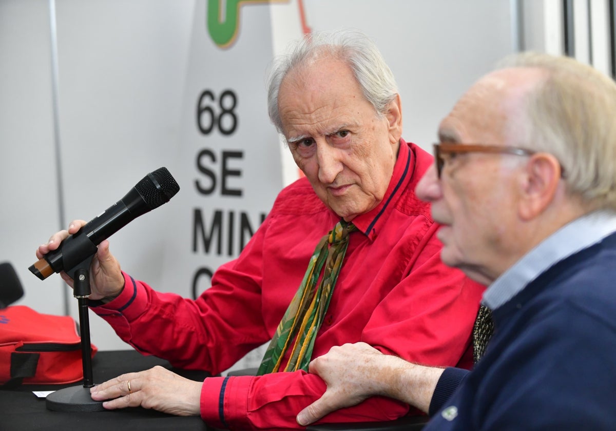 Carlos Benpar en la presentación de su libro, 'Tótem sin tabú', junto a Fernando Méndez-Leite.