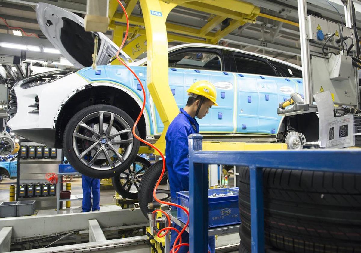 Ensamblaje final de automóviles en la principal fábrica de BYD, en Shenzhen.