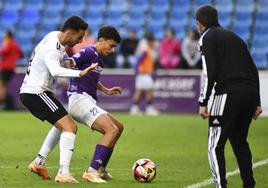 Ramsés Gil anima a Hugo Díaz durante el partido en Guadalajara.