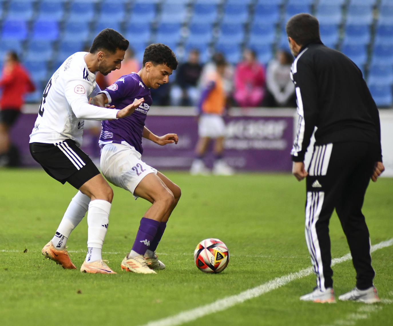 Ramsés Gil anima a Hugo Díaz durante el partido en Guadalajara.