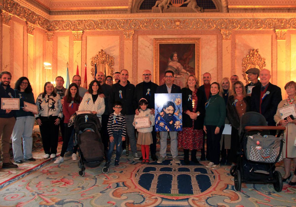 Personas empadronadas distinguidas en la sala Blanca del Ayuntamiento.