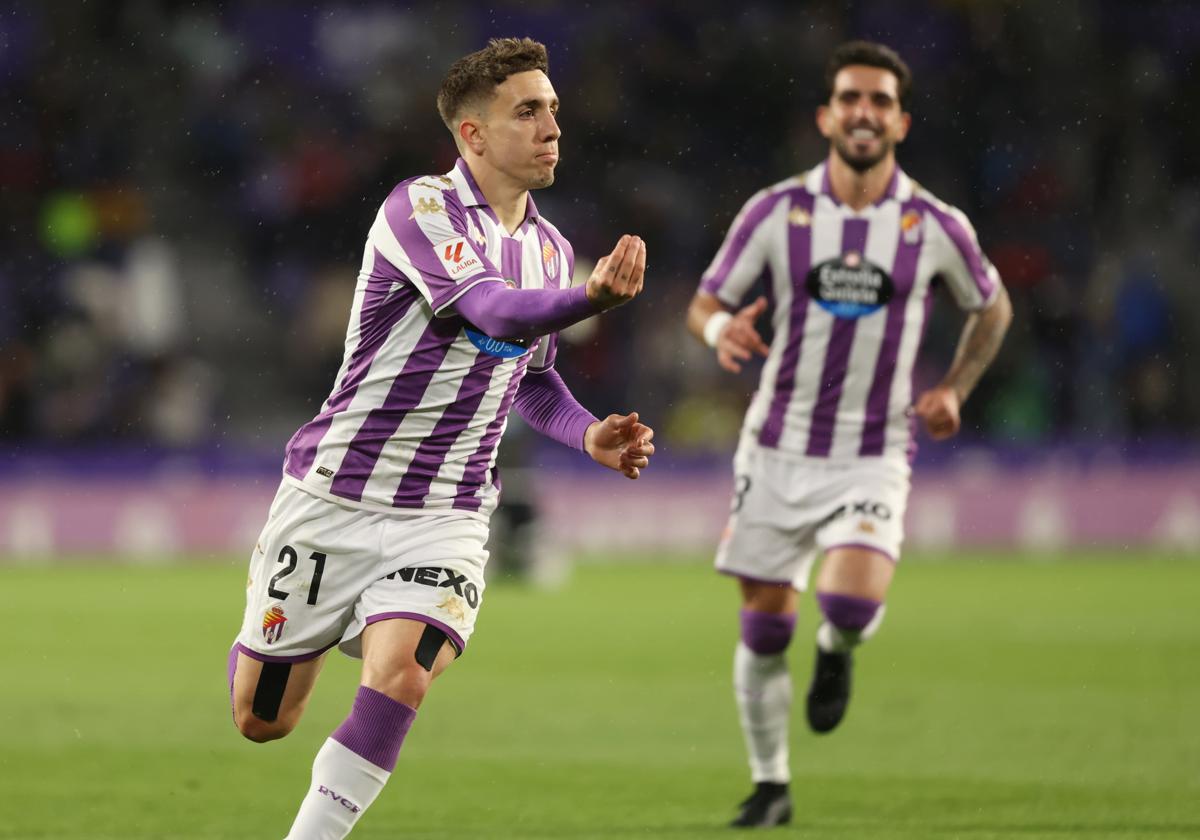 Joni Montiel celebra el gol que ha abierto el marcador en Zorrilla.