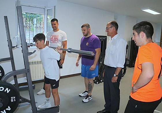 El alcalde, Jorge Domingo Martínez, segundo por la derecha, en su visita al gimnasio.