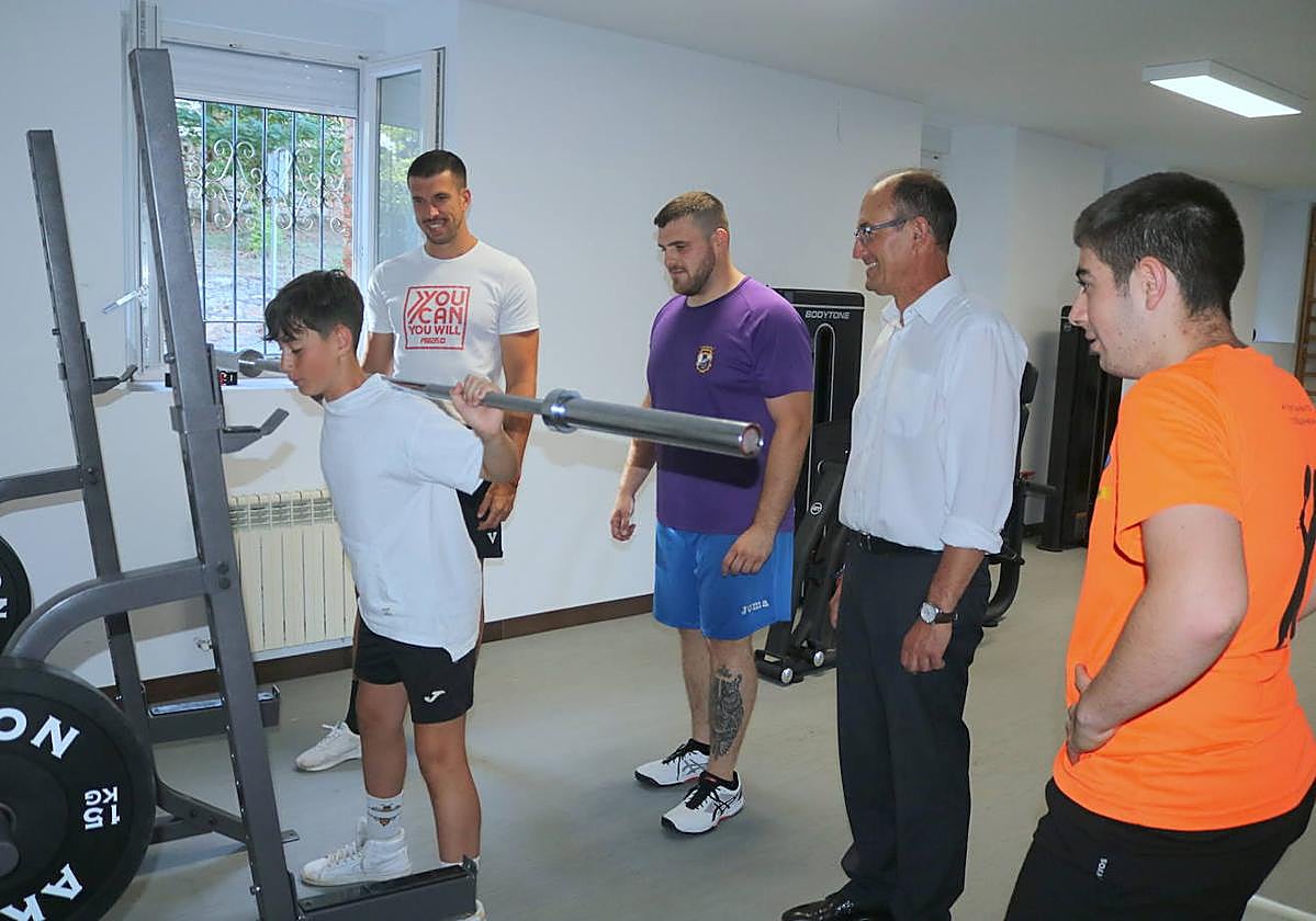 El alcalde, Jorge Domingo Martínez, segundo por la derecha, en su visita al gimnasio.