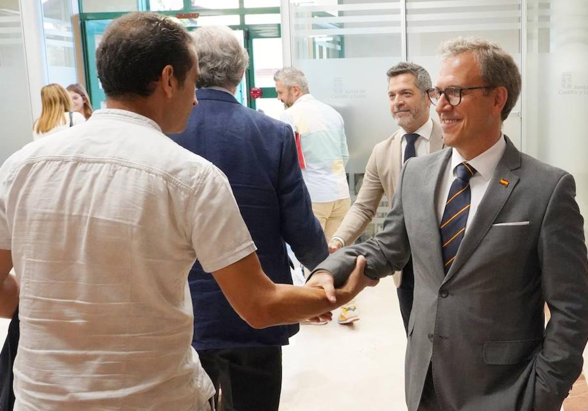 El secretario regional de CC OO, Vicente Andrés y el consejero de Industria, Mariano Veganzones, se saludan tras una reunión del Consejo Económico y Social, el pasado mes de julio.