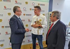 Gerardo Dueñas, Miguel Cobo y Rafael Sáez durante la presentación de Buscasetas-Tierra de Sabor.