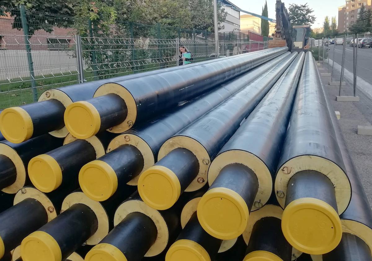 Tuberías de las obras de la red de calor en la calle Eusebio González Suárez de Parquesol.