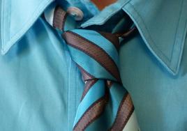 Así se puede hacer un nudo de corbata en menos de diez segundos