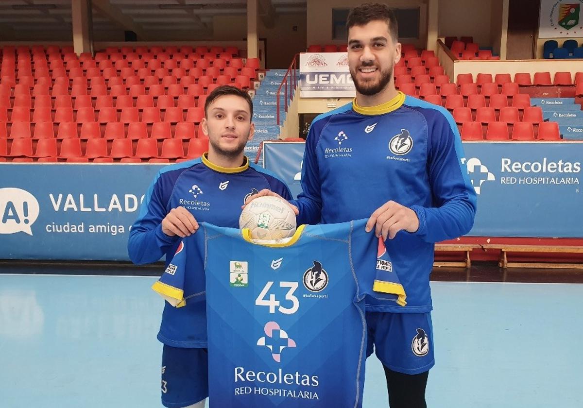 Nicolo D'Antino y José de Toledo posan con la camiseta del Recoletas.