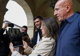 El alcalde de León y la responsable de Orange presenta la aplicación.