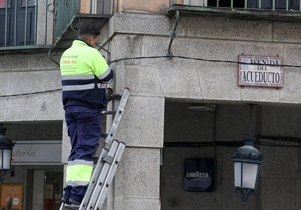 Un operario coloca este lunes un soporte en el que se instalarán las luces.