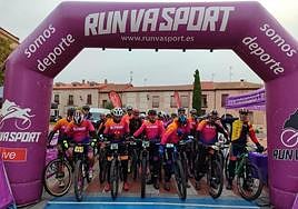 Los ciclistas en la línea de salida durante el minuto de silencio en memoria de Manuel Rodríguez Centeno.