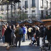 El Ayuntamiento estudia bonificar las tasas al comercio local en el mercado navideño