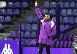 Pezzolano levanta la mano desde el área técnica durante el partido frente al Andorra.