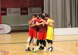 Los jugadores del Universidad de Valladolid VCV se abrazan tras la victoria.