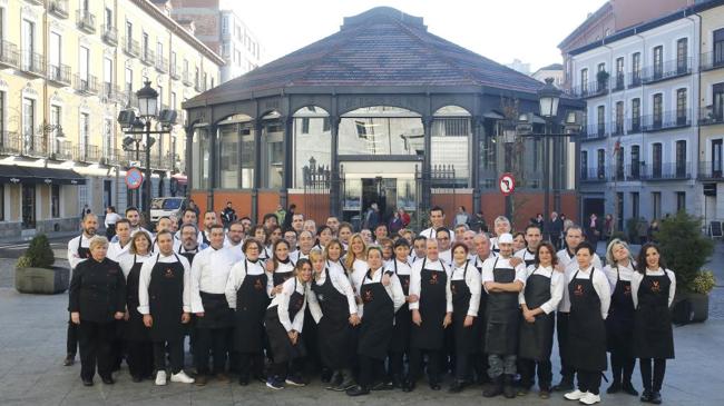 Imagen después - El mercado del Val en 1915 y foto de familias de sus industriales durante la inauguración tras su remodelación en 2016.