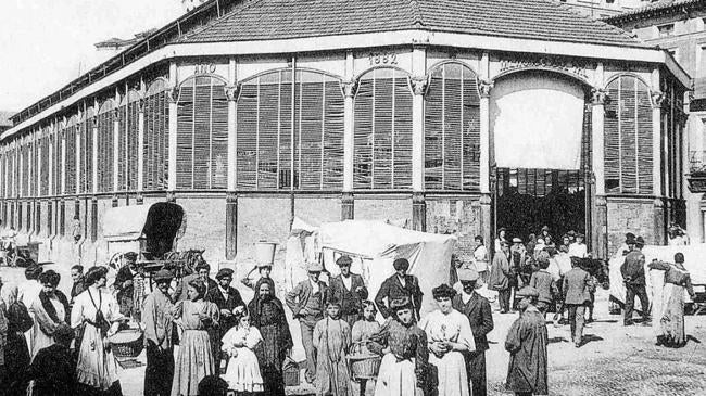 Imagen antes - El mercado del Val en 1915 y foto de familias de sus industriales durante la inauguración tras su remodelación en 2016.