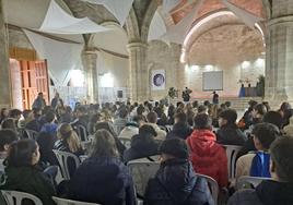 Jóvenes Erasmus participantes en el encuentro en la jornada del martes, junto a alumnos del colegio Teresianas de Valladolid, el IES Alejandría de Tordesillas y el CIFP de Medina del Campo.