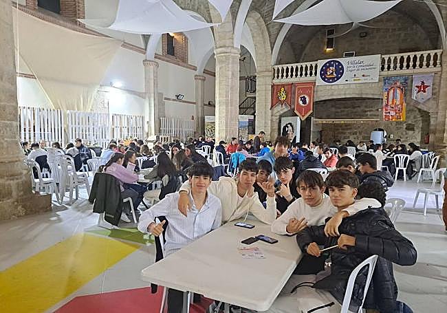 Alumnos del Colegio Santa Teresa de Jesús participando en el encuentro.