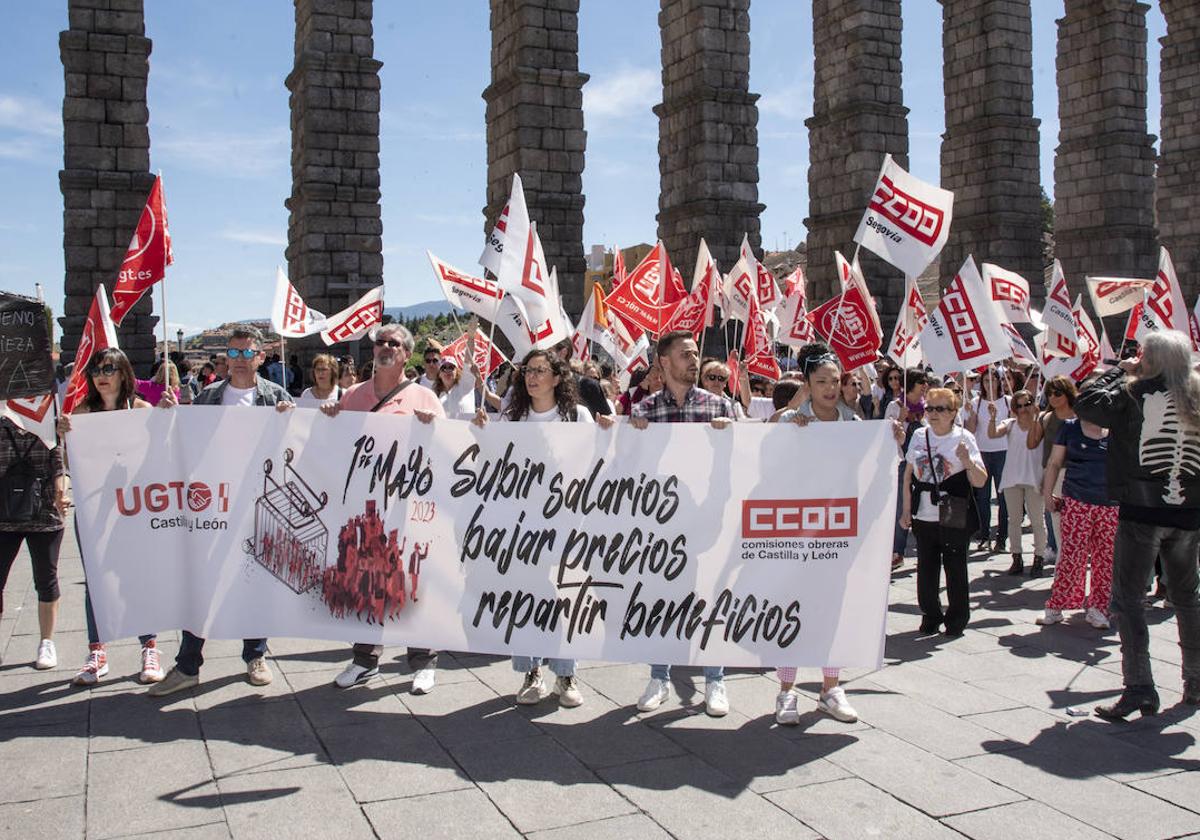 Multitud de personas se manifiestan con una pancarta que exige la subida salarial.