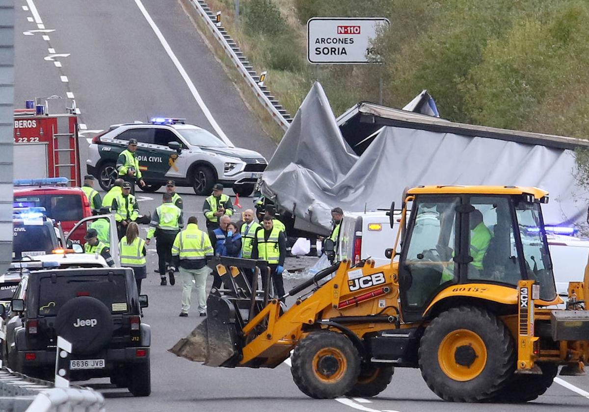 Tareas de rescate de las víctimas en el lugar del accidente.