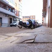 Adiós a las aceras de brea en una calle de Delicias tres lustros después