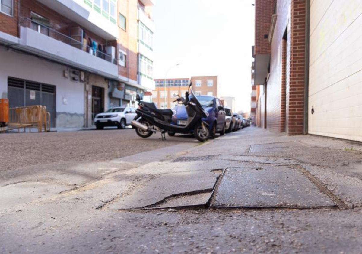 Aceras de brea en el tramo que se va a urbanizar en la calle Hermanitas de la Cruz.