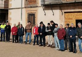 Minutos de silencio a la puerta del Ayuntamiento de Riaza, este martes.