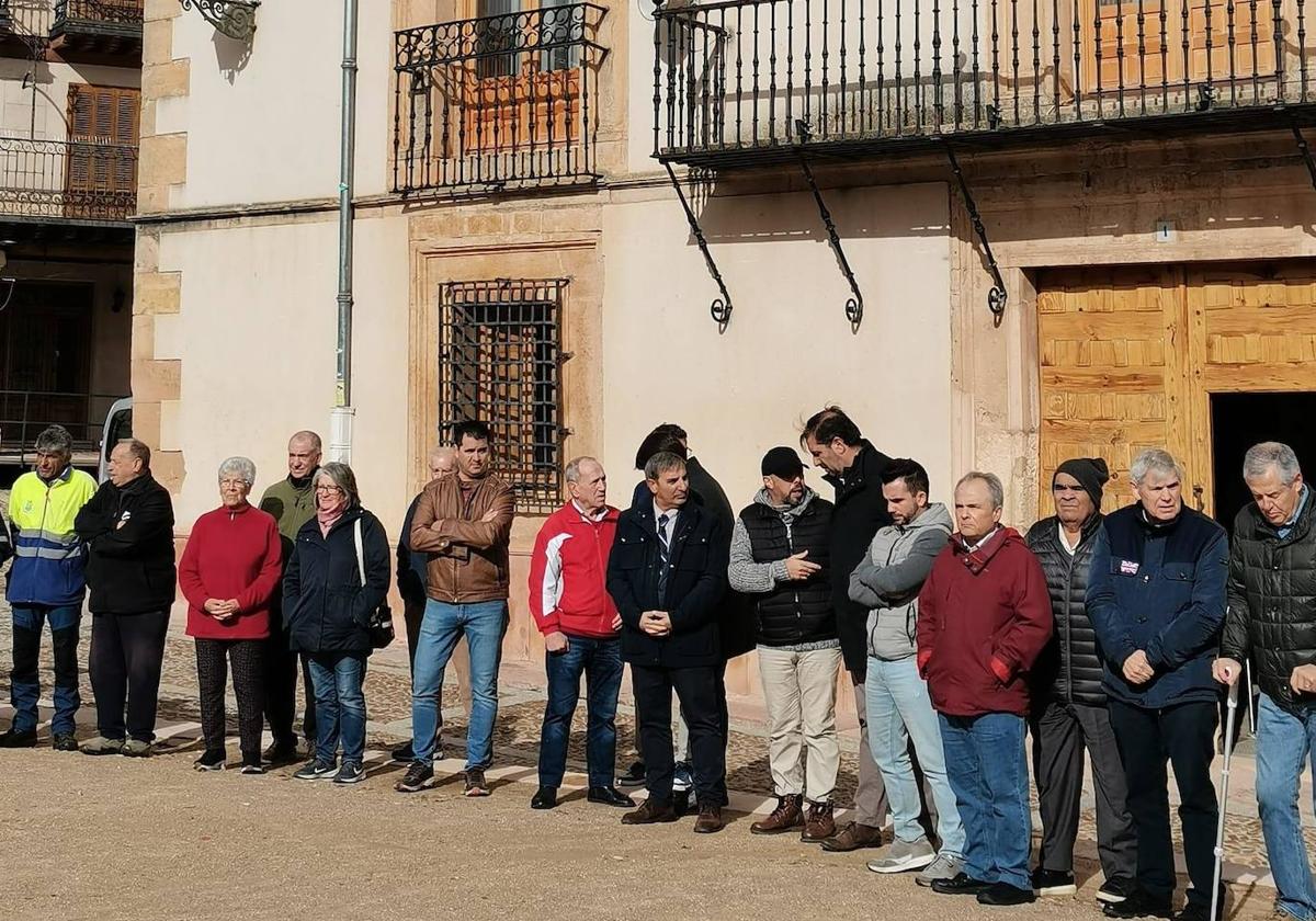 Minutos de silencio a la puerta del Ayuntamiento de Riaza, este martes.