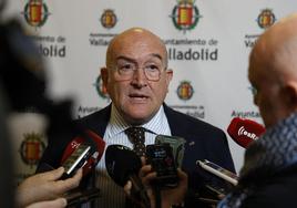 Jesús Julio Carnero, durante su canutazo con los periodistas en el Ayuntamiento.