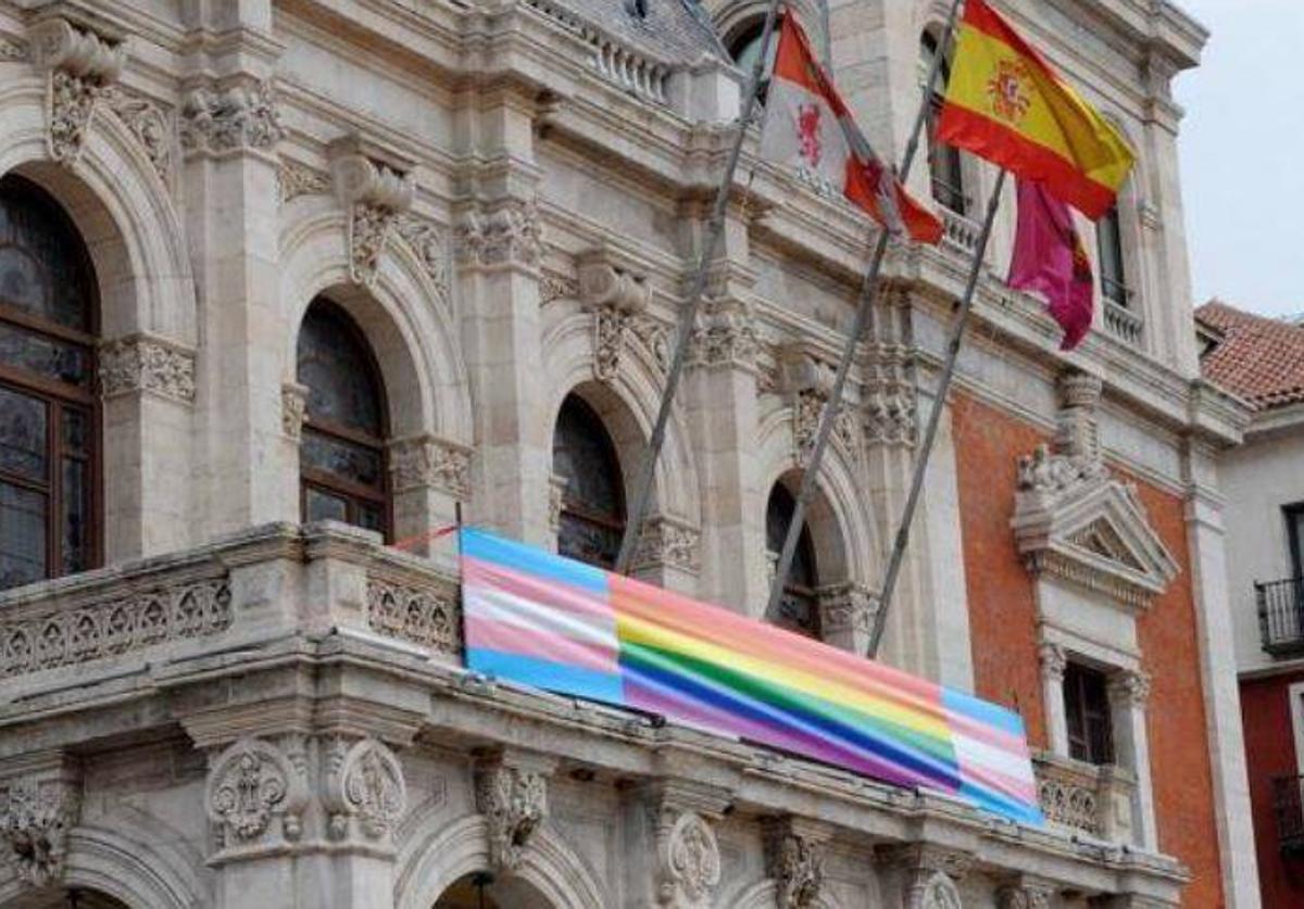 Pancarta en el balcón del Ayuntamiento de Valladolid con motivo del Día del Orgullo, en una imagen de archivo.