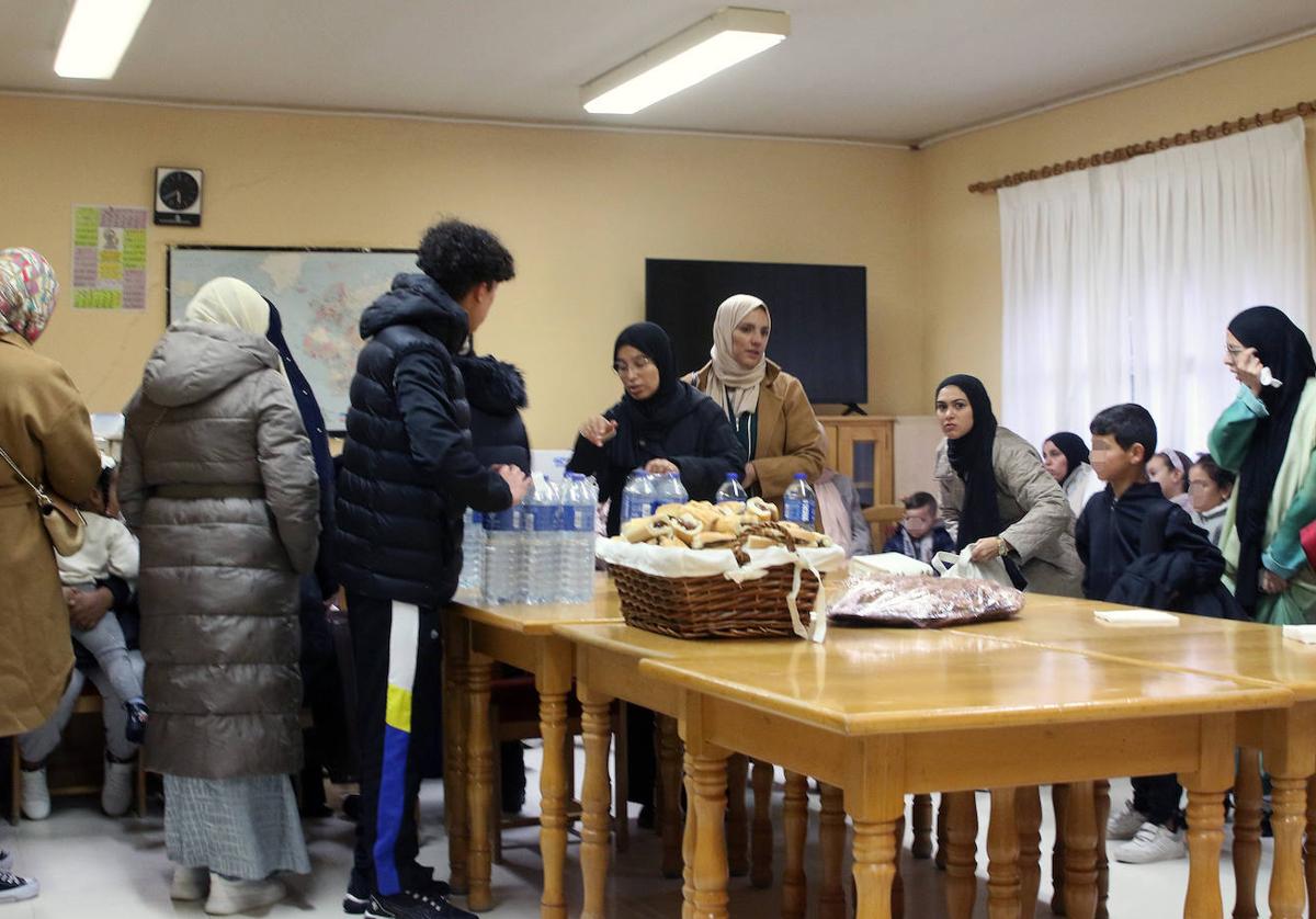 Mujeres de la comunidad musulmana de Riaza, ayer, durante el velatorio por los fallecidos.