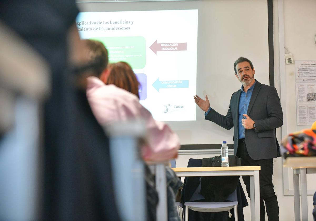 Luis Fernando López, durante la charla organizada por el Colegio de Psicología de Castilla y León.