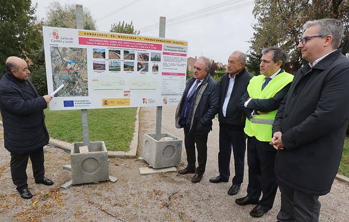 El concejal de Medio Ambiente, a la derecha, durante la explicación de las obras del carril bici a Villalobón.
