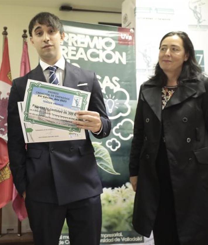 Imagen secundaria 2 - Los finalistas del premio Creación de Empresas posan con el jurado. 