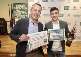 Juan Pablo Izquierdo y Daniel González Lanza, con los diplomas de ganadores.