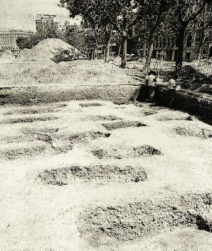 Imagen secundaria 2 - Enterramientos de la comunidad hebrea encontrados en la necrópolis de Recoletos durante su remodelación en 2002.