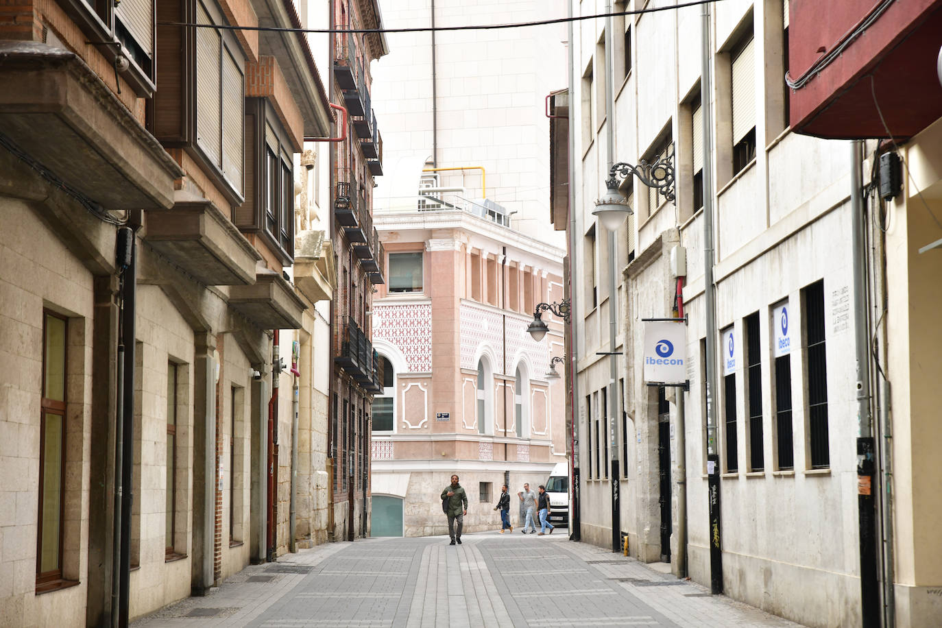 Un paseo en imágenes por la calle San Juan de Dios