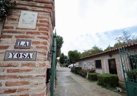 Acceso al hotel y criadero canino La Yosa, en Simancas.