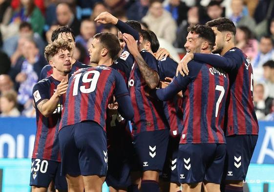 Los jugadores del Eibar celebran la última victoria en Zaragoza