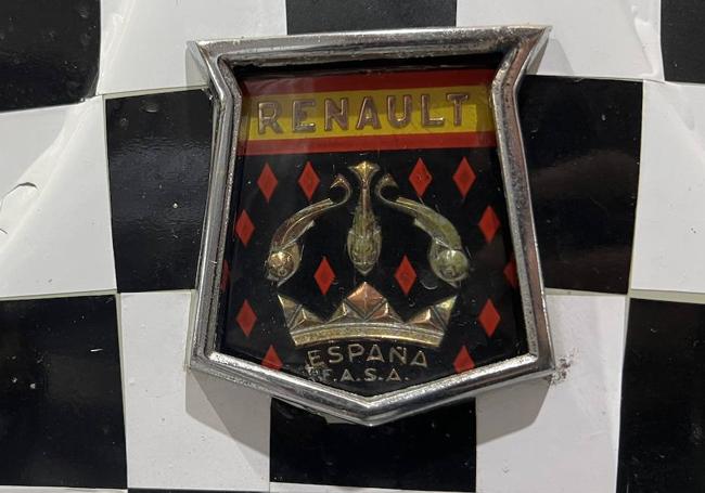 Emblema delantero de Fasa Renault del Dauphine Gordini.