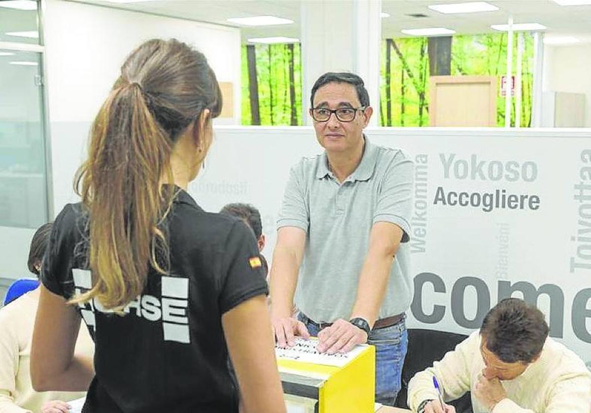 Una trabajadora vota en las elecciones de ayer en Horse.