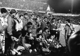 Los internacionales, con el seleccionador Luis Suárez en el centro de la imagen, celebran el título a pie de césped.