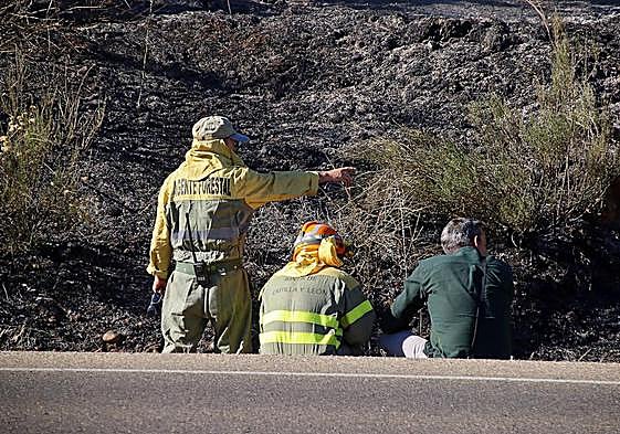 Un agente forestal, junto a otros compañeros, tras extinguir un incendio en León este verano.